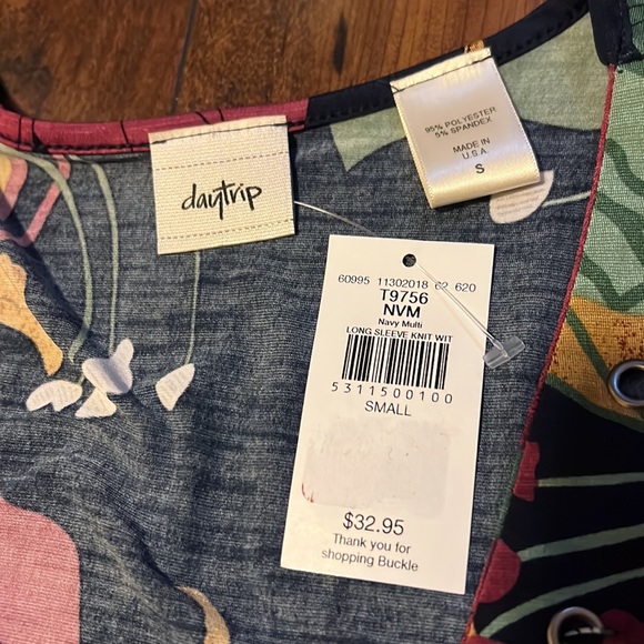 Daytrip Floral Flirty Lace-up Top - Picture 6 of 7